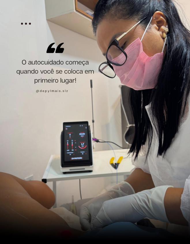 Atendimento na clínica Depylmais.slz, com profissional utilizando luvas e máscara